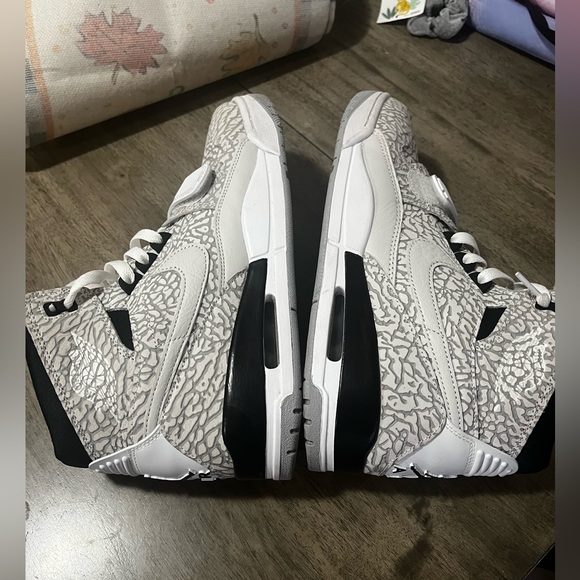 Used - Picture 1 of 4